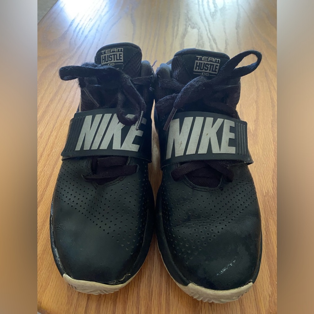 Nike Team Hustle D8 Black and Silver Basketball Shoes Size 5Y Youth Kids